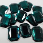 40x30mm Vintage Emerald Green Flat Back Octagon Acrylic Gemstones - 10pcs - Image 2